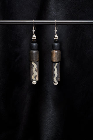 BLACK SQUIGGLE EARRINGS